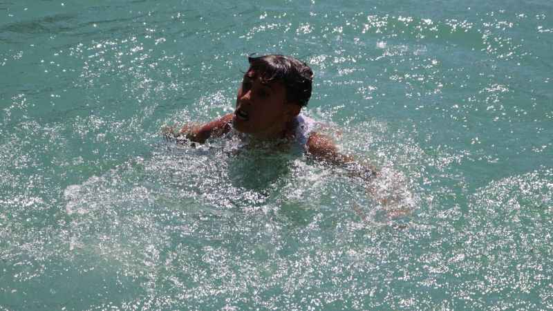 Çocukları aşırı sıcaklarda dışarı çıkarmayın