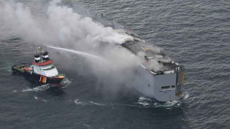 Hollanda’da kargo gemisindeki yangın 2 gündür devam ediyor