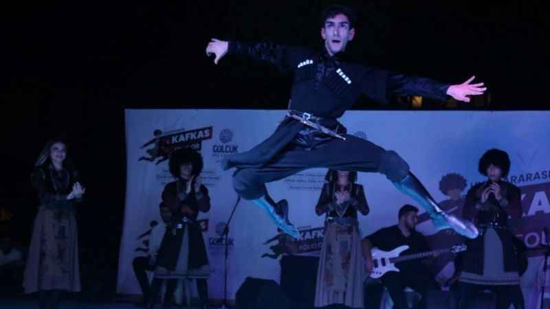 Kafkas dansıyla kendilerine hayran bıraktılar