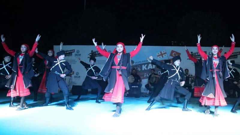 Kafkas dansıyla kendilerine hayran bıraktılar