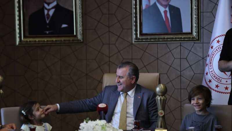 Bakan Dr. Osman Aşkın Bak, İşitme Engelliler Voleybol Milli Takımları'nı kabul etti