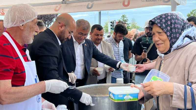 Üsküdar Belediyesi aşure dağıttı