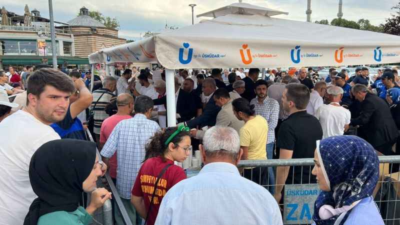 Üsküdar Belediyesi aşure dağıttı