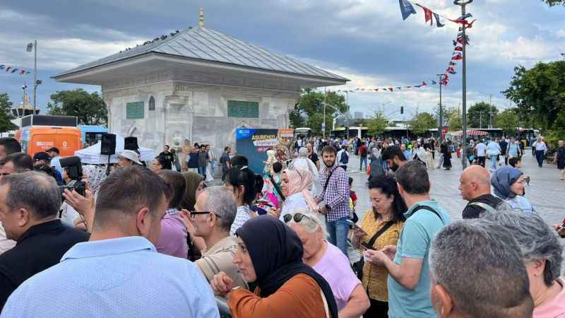 Üsküdar Belediyesi aşure dağıttı