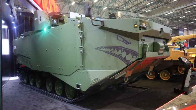 İDEF fuarında sergilenen Zırhlı Amfibi Hücum Aracı ZAHA göz doldurdu