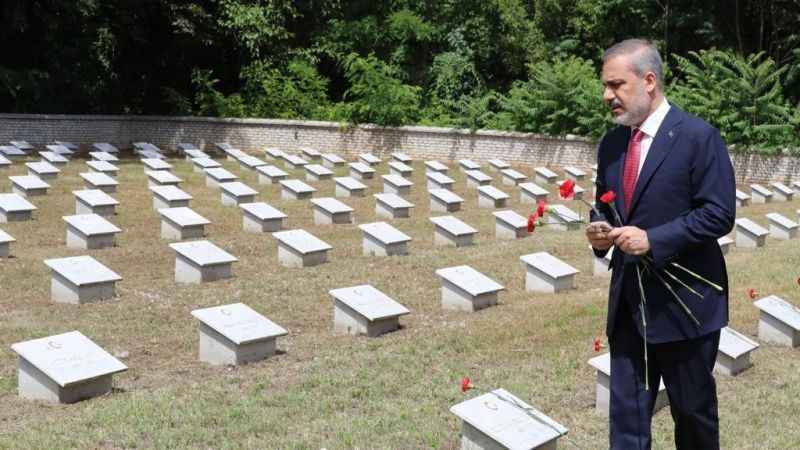 Bakan Fidan, Galiçya Cephesi Türk Şehitliği'ni ziyaret etti