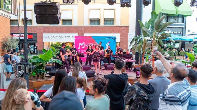 Mersin'de 'Yaz Dostum Konserleri' sürüyor