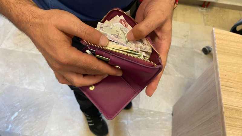 Temizlik personeli para dolu cüzdanı polise teslim etti