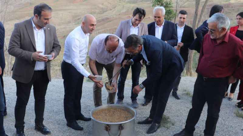 Ağrı Dağı'nın zirvesinde aşure yediler