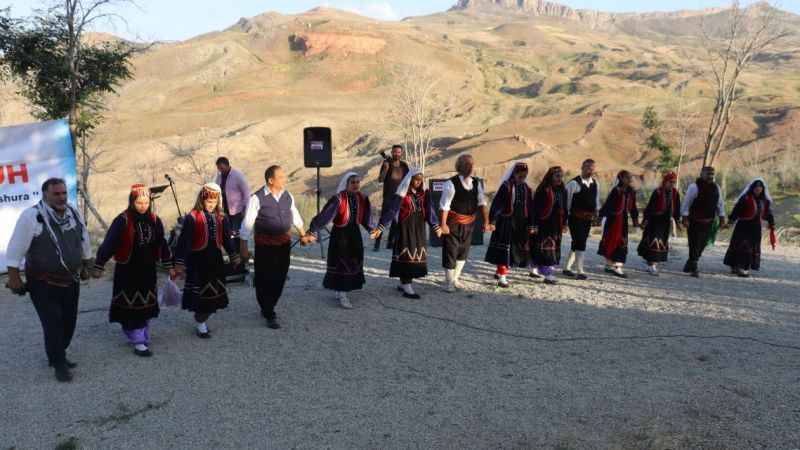 Ağrı Dağı'nın zirvesinde aşure yediler