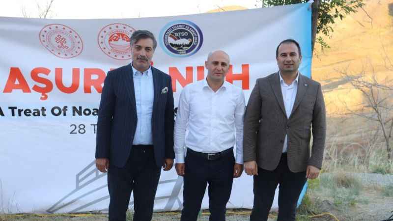 Ağrı Dağı'nın zirvesinde aşure yediler