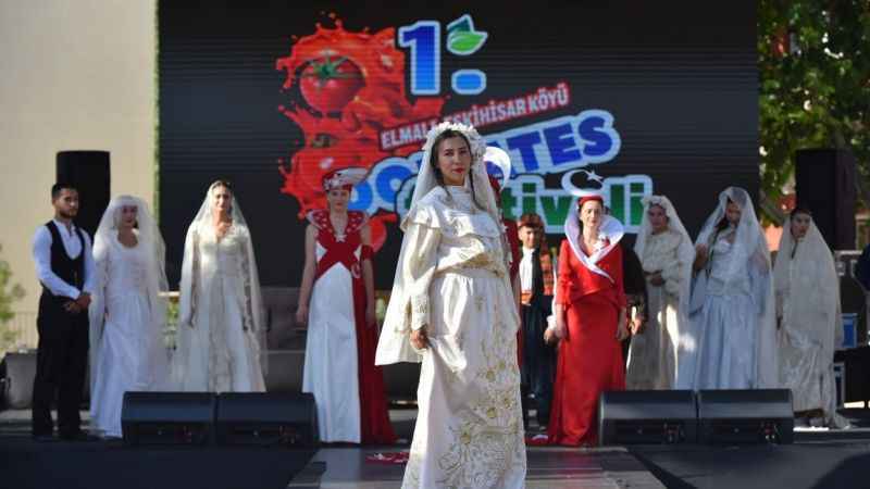 300 yıllık Elmalı gelinliği defileye çıktı
