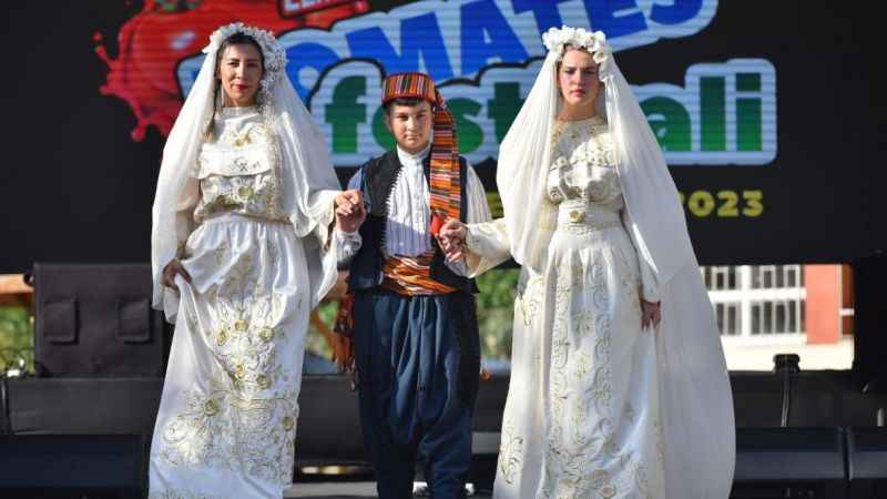 300 yıllık Elmalı gelinliği defileye çıktı