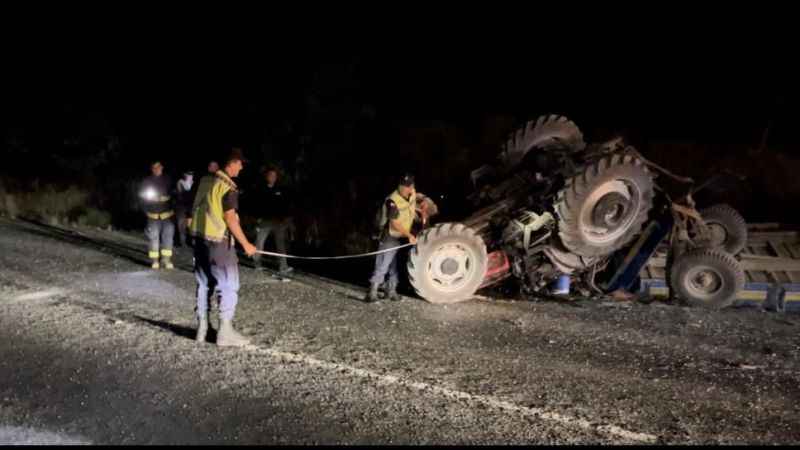 Yolcu otobüsü traktöre çarptı: 3’ü ağır 6 yaralı