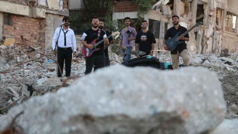 Enkaz kent klip çekimleri için canlı stüdyo oldu