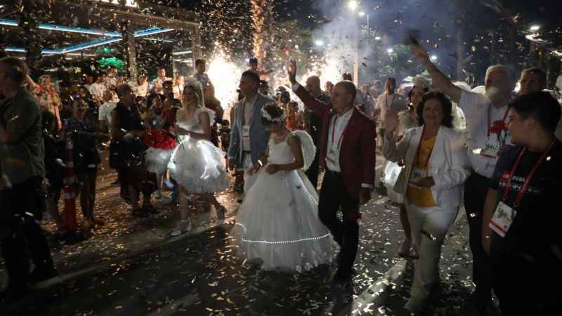 100 ülkenin katıldığı festival Rio Karnavalı'nı aratmadı