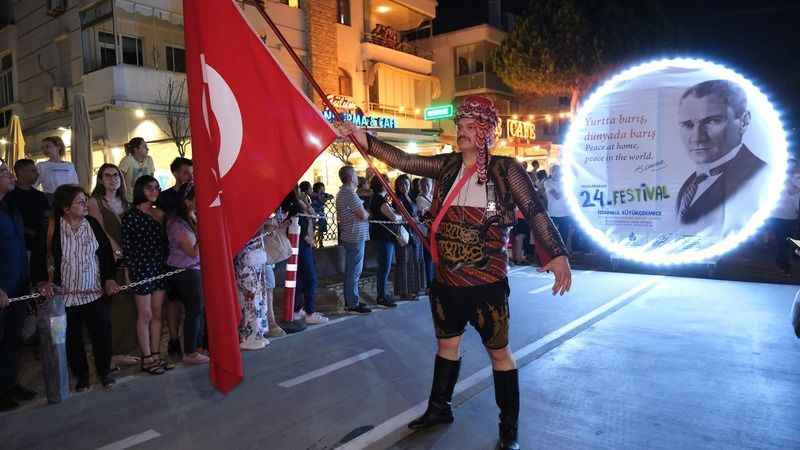 100 ülkenin katıldığı festival Rio Karnavalı'nı aratmadı