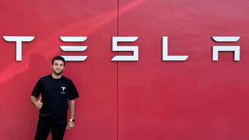 Hayalleri gerçek oldu, Tesla’da işe girdi