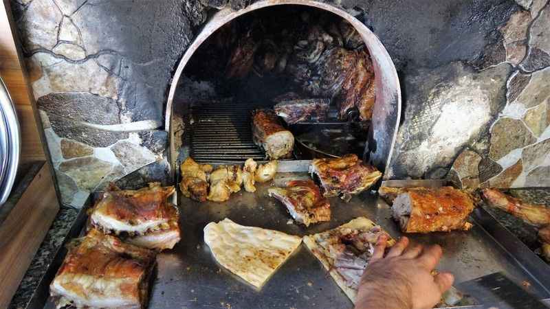 Bu restoranda çatal bıçak kullanmak yasak