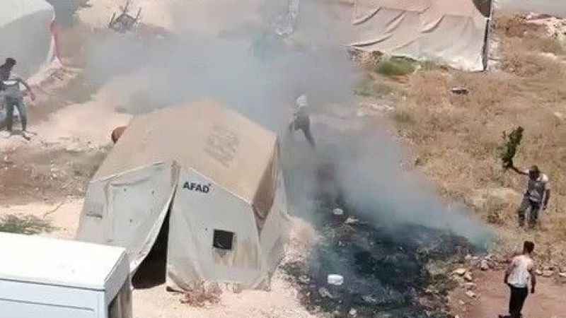 Çocukların ateşle oyunu deprem çadırlarına sıçrıyordu