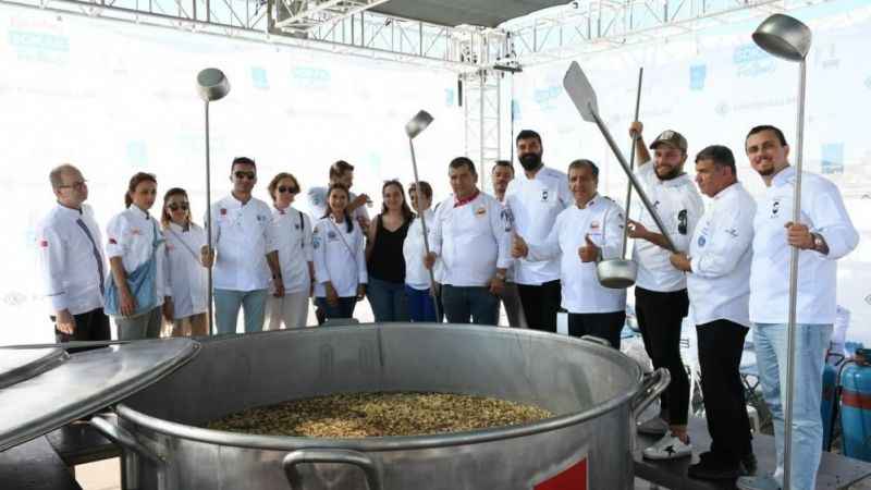 Kuşadası Sokak Festivali’nin dev kazanı bu kez dayanışma için kaynadı