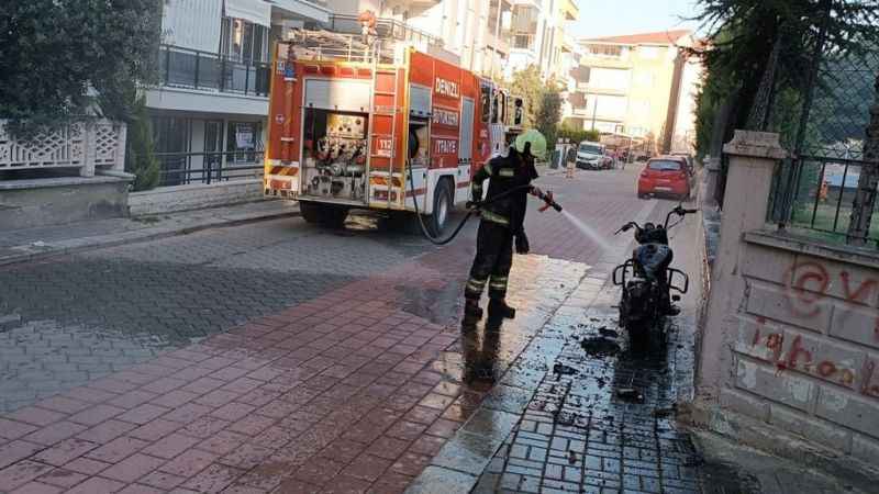 Yanan motosiklet hurdaya döndü