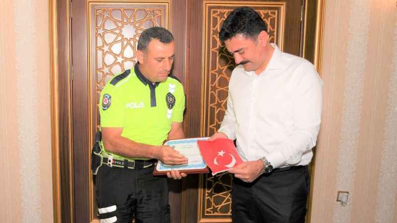 Türk bayrağını çöpten alan polis memuru ödüllendirildi