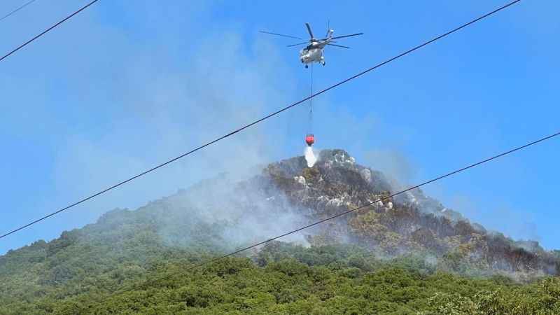 Antalya'nın Demre ilçesindeki orman yangınına havadan ve karadan müdahale ediliyor