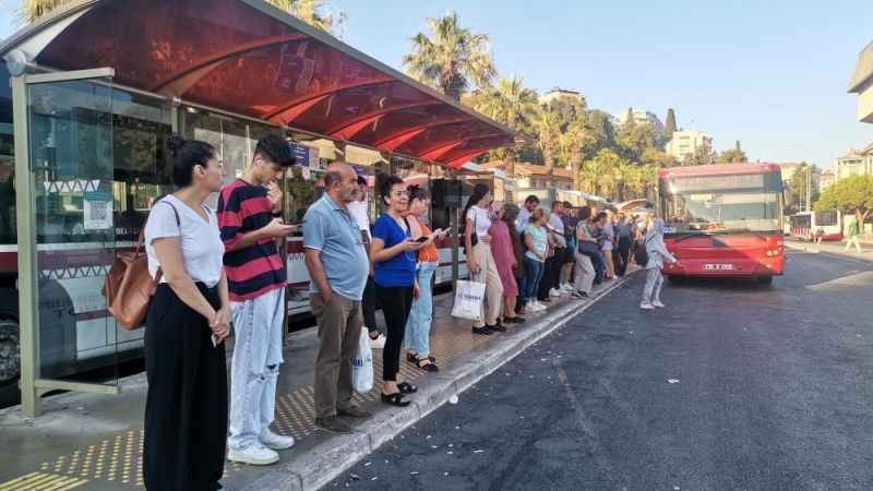 İzmir’de duraklarda ve trafikte grev yoğunluğu