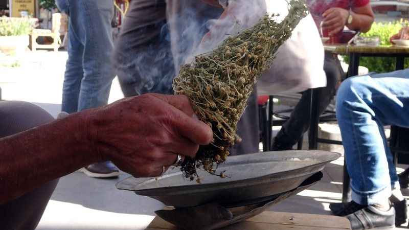 Esnaf işlerin iyiye gitmesi için üzerlik otu tüttürdü