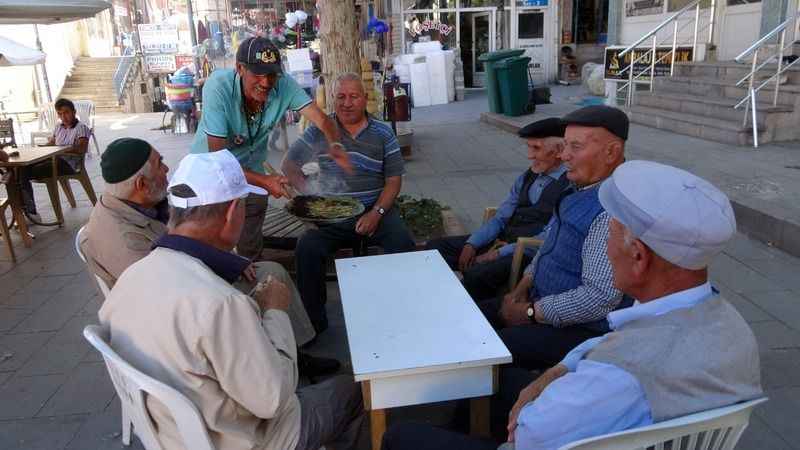 Esnaf işlerin iyiye gitmesi için üzerlik otu tüttürdü