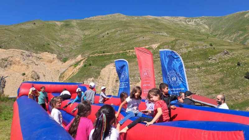 Çocuklar için yaylaya oyun parkı kuruldu