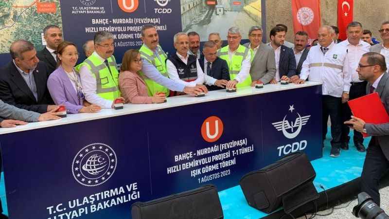 Bakan Uraloğlu, Bahçe - Nurdağı demiryolu tüneli ışık görme törenine katıldı