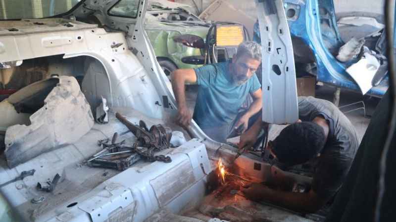 Enkazdan çıkan araçlar ustaların elinde yeniden ekonomiye kazandırılıyor