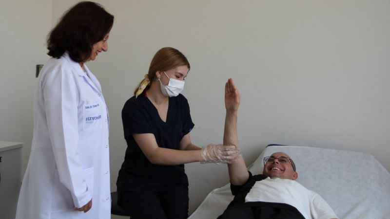 Sağ kolu felç olan adam 4 ayda sağlığına kavuştu