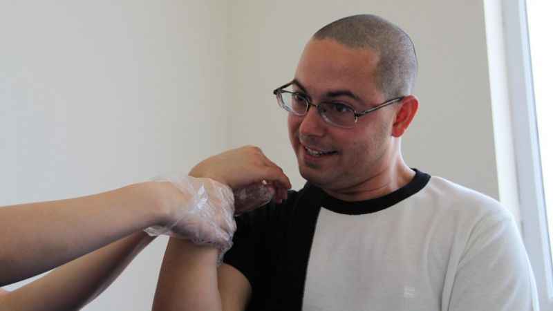 Sağ kolu felç olan adam 4 ayda sağlığına kavuştu