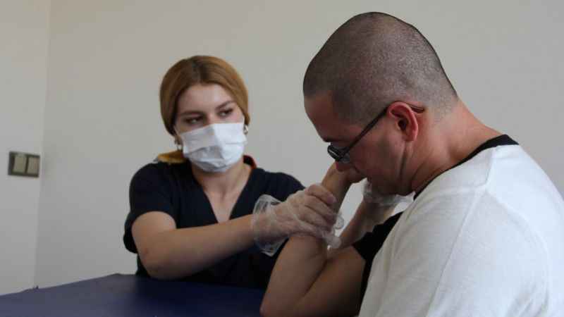 Sağ kolu felç olan adam 4 ayda sağlığına kavuştu