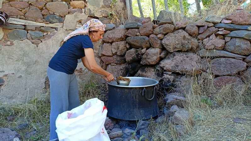 Arapgir’de dut pekmezi geleneği sürdürülüyor