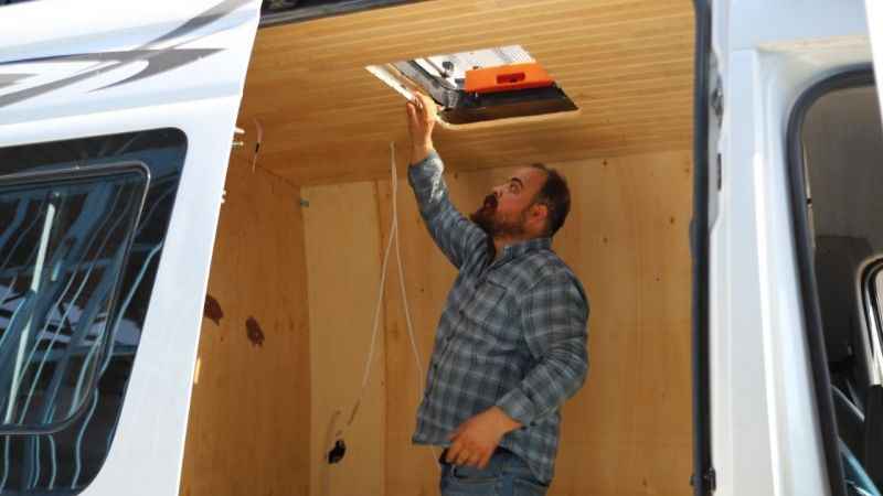 “İşimiz yüzde 100 arttı” Karavan işiyle uğraşan Abidin Can depremin ardından işlerinin yüzde 100 arttığını belirterek, “Burada karavan işiyle uğraşıyoruz. Depremin ardından daha çok talep oldu. İnsanlar deprem sonrası eve girmeye korktuğu için karavanlara