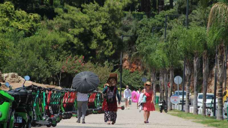 Antalya’da sıcak hava uyarısı: Sahil kesimlerinde 2 ila 4, iç kesimlerde 4 ila 8 derece civarında artacak
