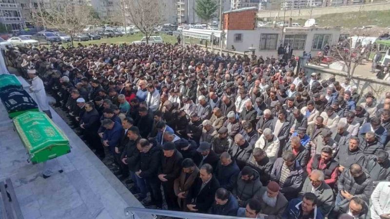 Kazada ölen baba oğul Yusuf Genç ve Hüseyin Genç birlikte son yolculuğuna uğurlandı Kazada ölen baba oğul Yusuf Genç ve Hüseyin Genç birlikte son yolculuğuna uğurlandı