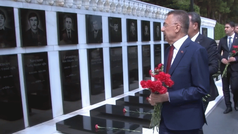 TBMM Dışişleri Komisyonu Başkanı Oktay'dan Bakü'de şehitlik ziyareti