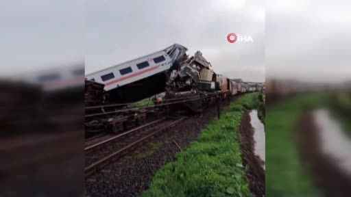 Endonezya’da iki yolcu treni çarpıştı: Ölü ve yaralılar var