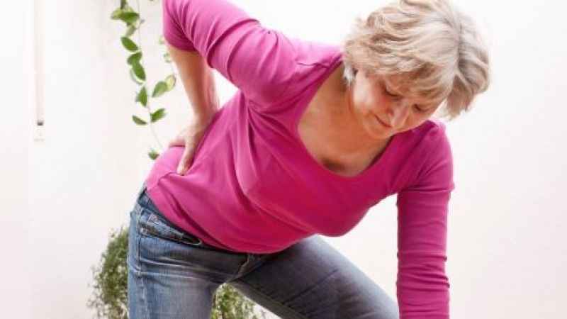 Uzun süre oturmak bel ağrılarını tetikliyor