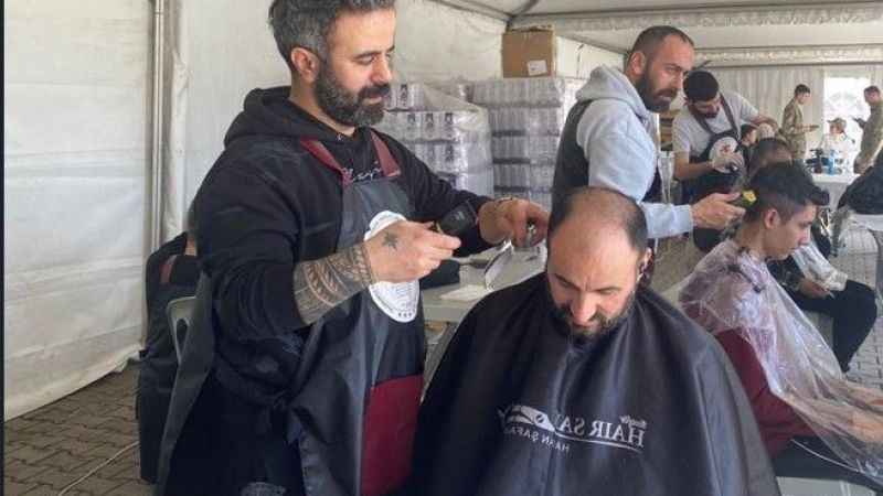 Gönüllü kuaför ordusu depremzedenin yüzünü  güldürdü