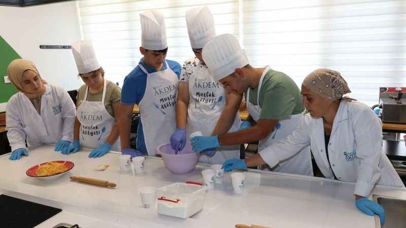 AKDEM'de sevgi dolu hikâyeler yazılıyor