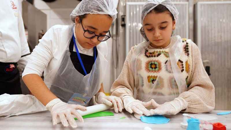 Başkan, yeni yıl kurabiyesi yapmak için kolları sıvadı