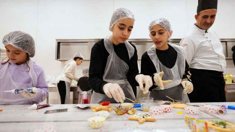 Başkan, yeni yıl kurabiyesi yapmak için kolları sıvadı