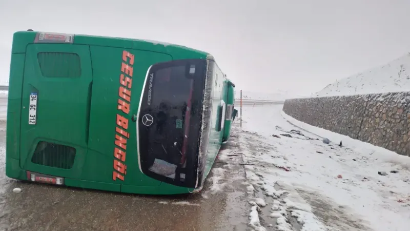 Bingöl’de otobüs devrildi: 2 ölü, 16 yaralı