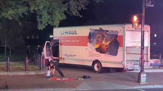 Nazi bayraklı araç Beyaz Saray’ın güvenlik bariyerlerine çarptı